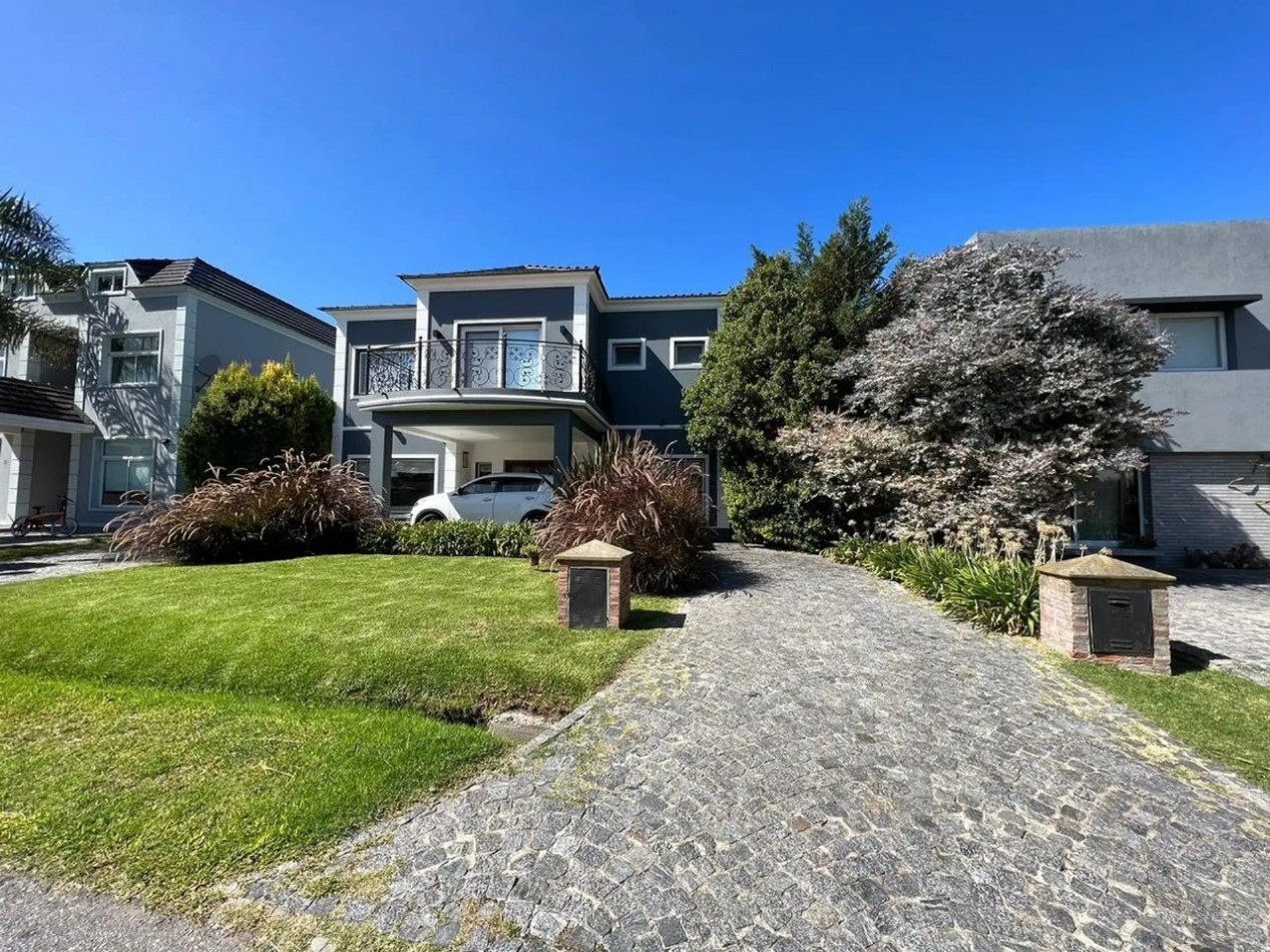 Imperdible casa 5 ambientes amoblada en Altos de Husdon I