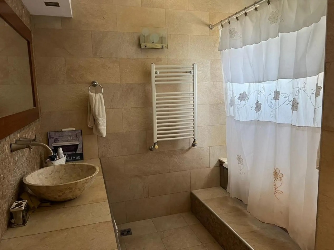 Imperdible casa 5 ambientes amoblada en Altos de Husdon I