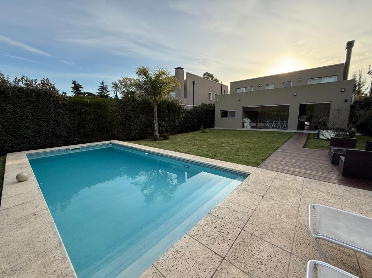 Casa  con piscina 5 ambientes en Altos de Hudson I 