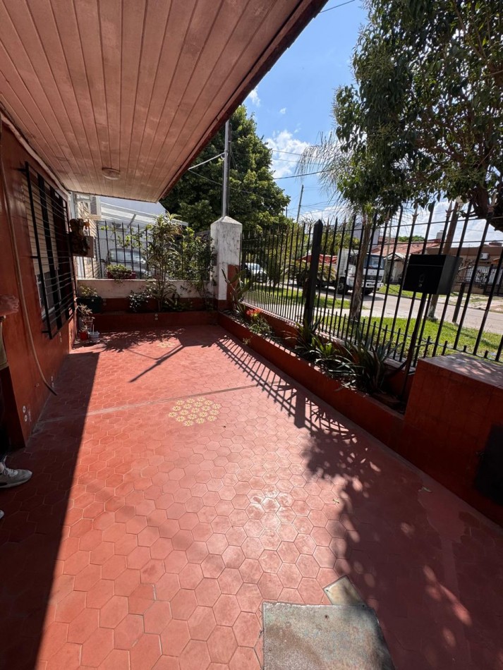 ¡Imperdible casa 4 ambientes con jardin y piscina en Quilmes! ¡APTA CREDITO!