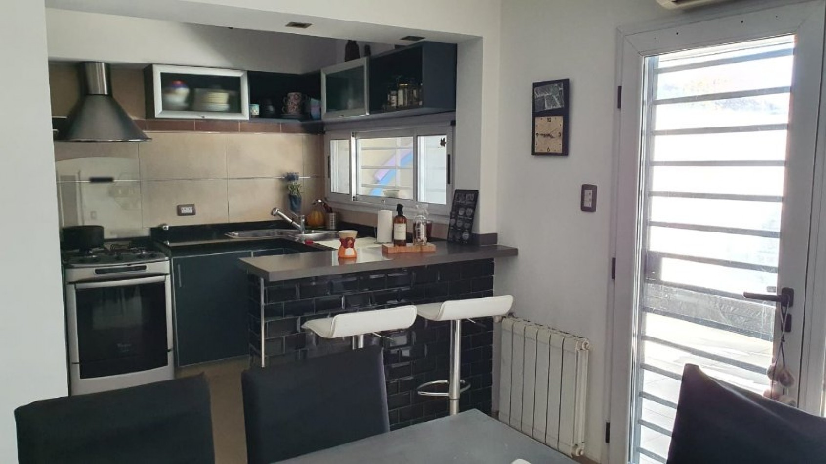 CASA 4 AMBIENTES CON PISCINA EN VENTA EN QUILMES OESTE - ¡APTO CREDITO! 