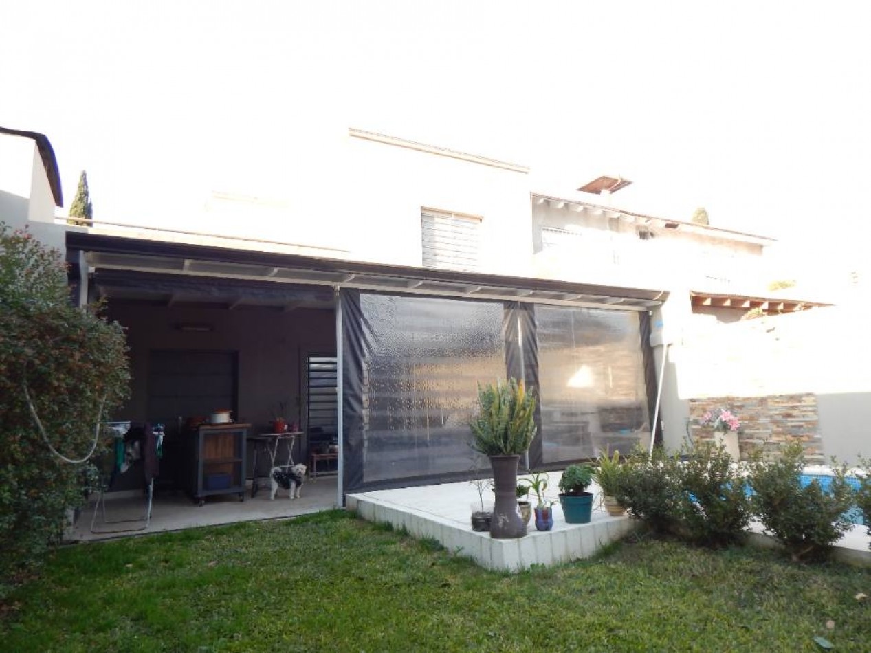 CASA 4 AMBIENTES CON PISCINA EN VENTA EN QUILMES OESTE - ¡APTO CREDITO! 