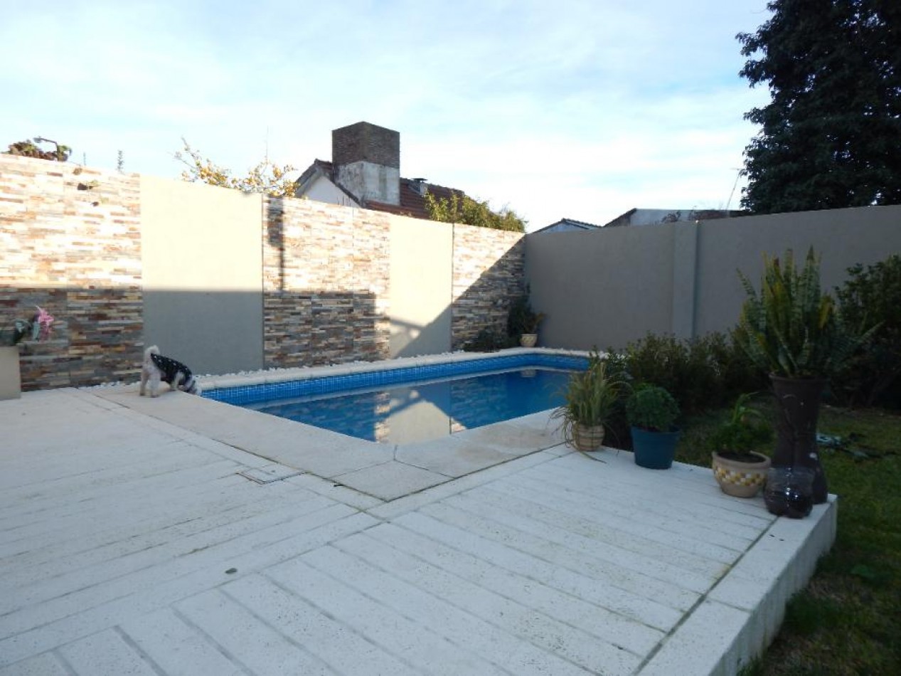 CASA 4 AMBIENTES CON PISCINA EN VENTA EN QUILMES OESTE - ¡APTO CREDITO! 