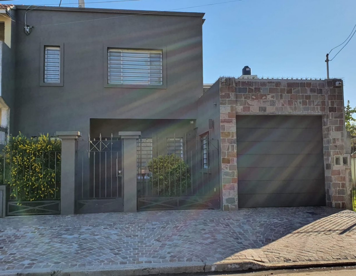 CASA 4 AMBIENTES CON PISCINA EN VENTA EN QUILMES OESTE - ¡APTO CREDITO! 