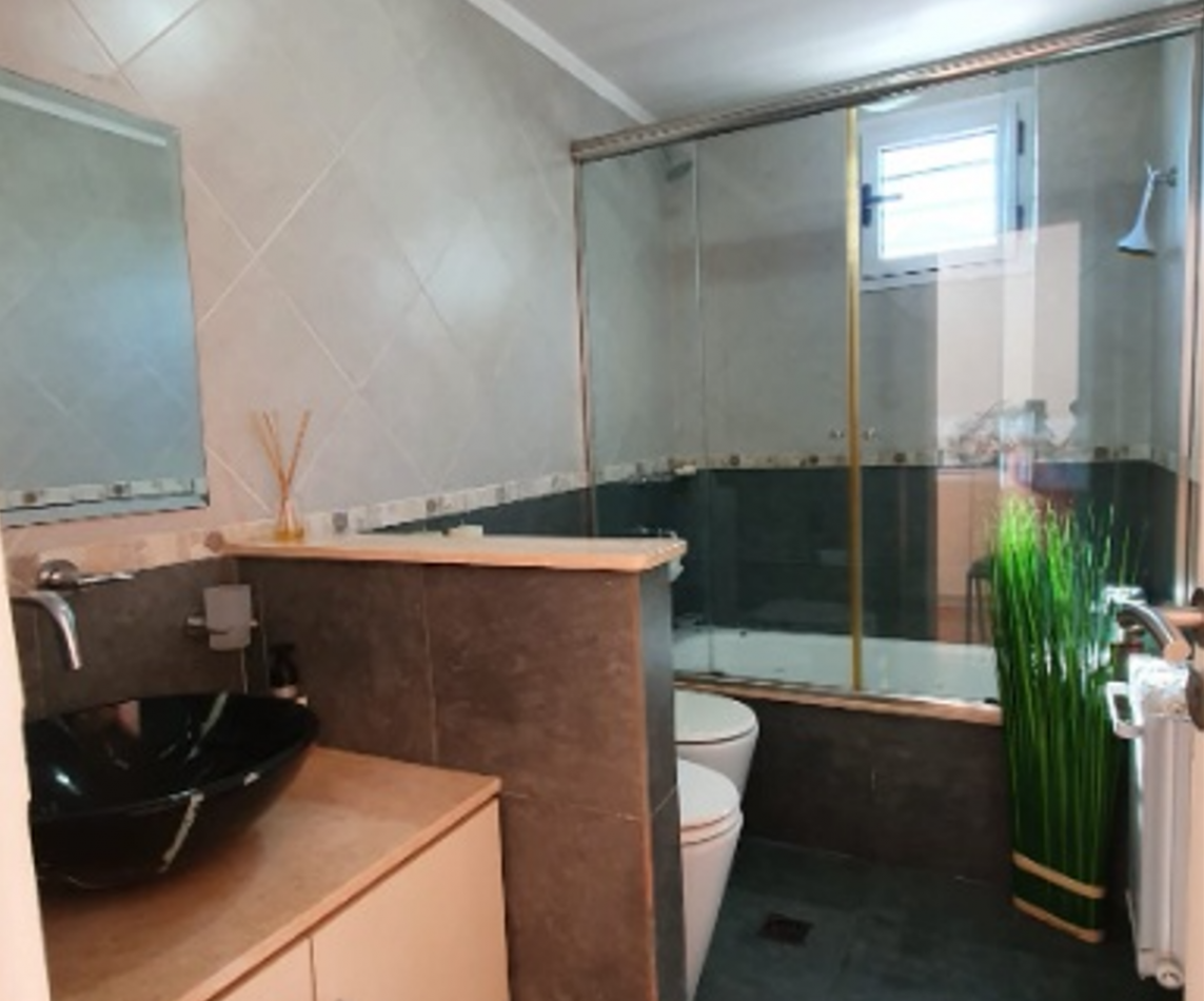 CASA 4 AMBIENTES CON PISCINA EN VENTA EN QUILMES OESTE - ¡APTO CREDITO! 