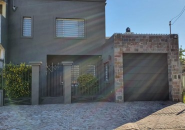 CASA 4 AMBIENTES CON PISCINA EN VENTA EN QUILMES OESTE - ¡APTO CREDITO! 